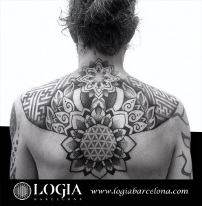 tatuaje-espalda-mandala-flor-Logia-Barcelona-Dasly   